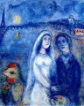 Jeunes mariés avec une serviette Eiffel en arrière plan contemporain Marc Chagall
